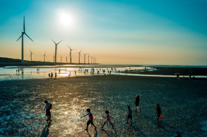 Wind-energy-people-water-nature (optimized 690x458).jpg