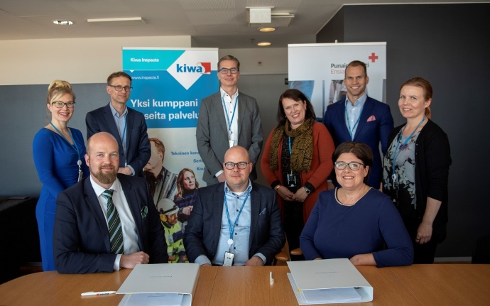 Kiwa Inspecta and the Finnish Red Cross sign a co-operation deal. From bottom left to right CEOs Mikko Törmänen and Jani Pihl, Finnish Red Cross First Aid CEO Anne Pellinen. Backrow: Business Manager Laura Lindholm, CFO Jari Haavisto, Country Manager Jussi Ojanen, Business Manager Mirja Sjöberg (SPR), Erkko Korhonen, Finance Manager Piia Eteläpää (SPR).