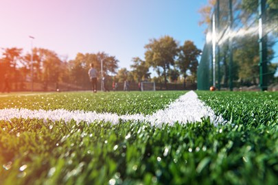 Voetbalveld in de zon