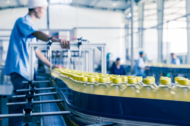 Flesjes drinken op de band in een fabriek