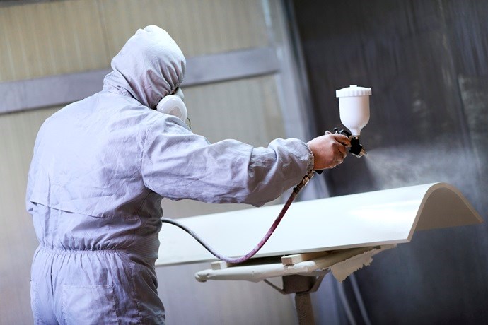 Person som spraylakkerer