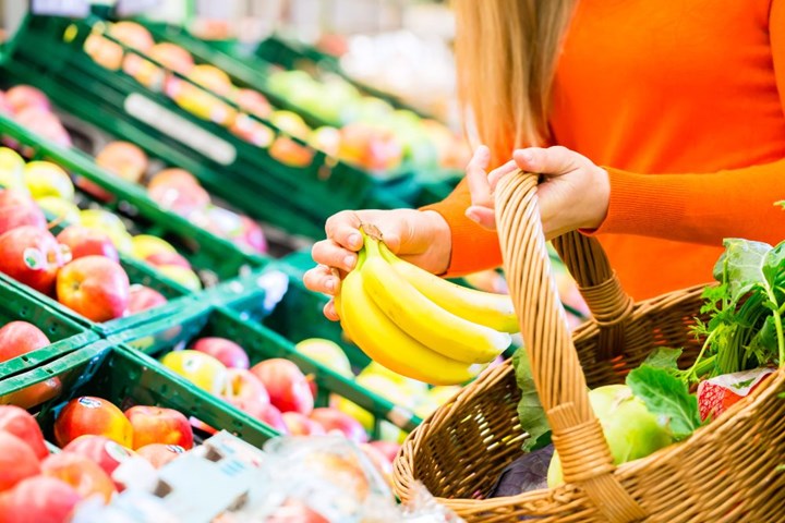 Femme achetant des fruits certifiés par Kiwa France