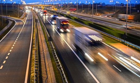 Snelweg met rijdende auto's