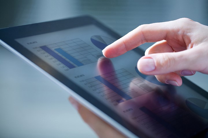 Persoon aan het werk op tablet