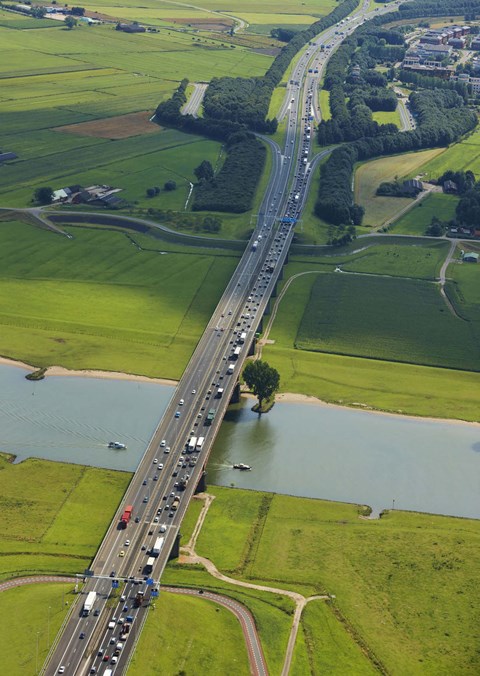 Lange snelweg door groen gebied
