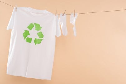 Gerecyclede kleding aan waslijn