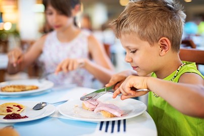 Kinderen aan de ontbijttafel