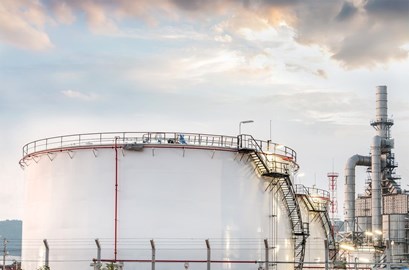 Bovengrondse tank met trappen en leidingen
