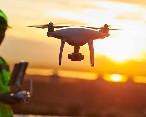 Drone tekemässä tarkastusta ilmassa.