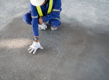 Inspecteur controleert betonnen vloer