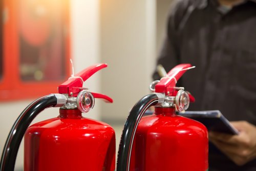 Brandblussers die gecontroleerd worden