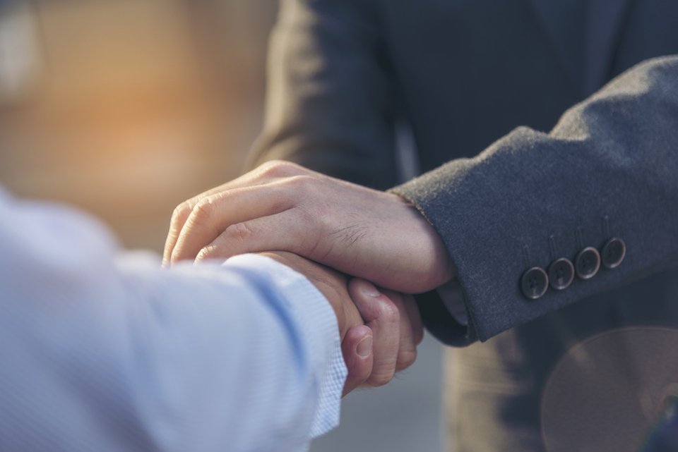 Twee mensen schudden elkaar de hand