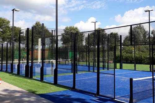 Padelbaan met blauw veld