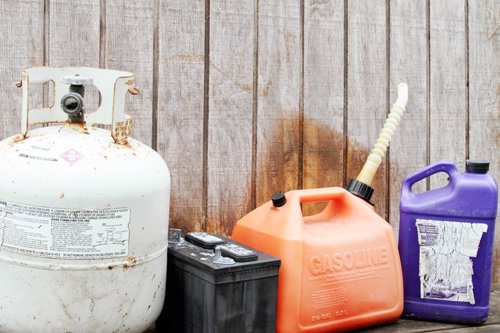 Flera olika behållare för miljöfarliga produkter, som gasbehållare, bilbatteri, bensindunk etc.