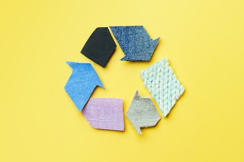Recycling logo gemaakt van textiel