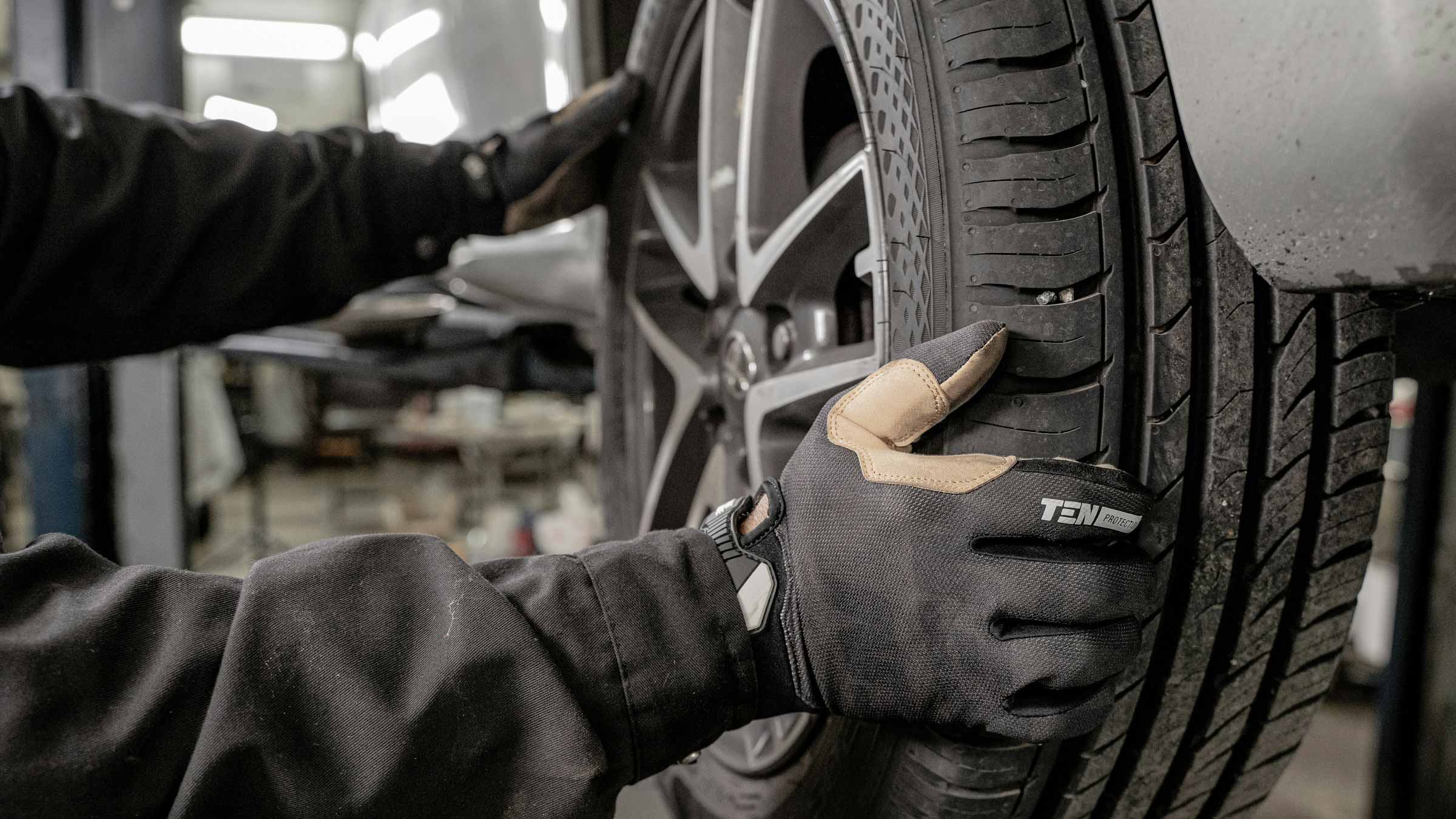 Bilmekaniker har kopplat in en dator till bilen för att hantera fordonsinformation. 